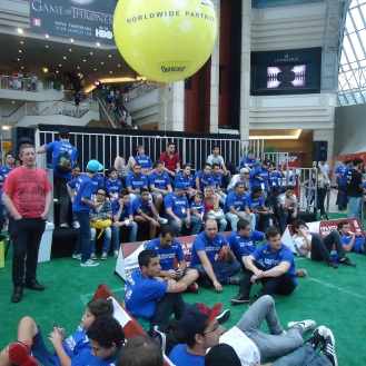 Participantes do jogo Fifa 13 assistindo aos desafios - Esportancia